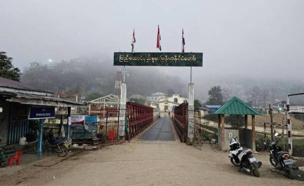 ဓာတ်ပုံ - (အိန္ဒိယ-မြန်မာ နယ်စပ်ကုန်သွယ်ရေးဂိတ်အား တွေ့ရစဉ်)