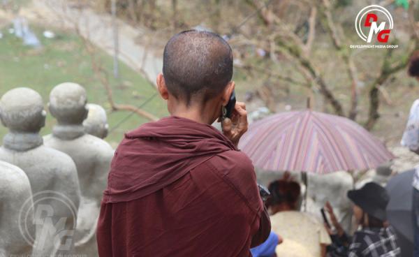 DMG (မိုခါမုန်တိုင်းအပြီး ဆက်သွယ်ရေး ပြတ်တောက်သွားသဖြင့် တောင်ပေါ်တက်၍ ဖုန်းလိုင်း ရှာဖွေနေစဉ် - ပုံဟောင်း)