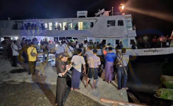 ပုံစာ - လွတ်ငြိမ်းခွင့်ရမွတ်ဆလင်များကို ဩဂုတ်လ ၁၆ ရက်တွင် စစ်တွေမြို့မှ ဘူးသီးတောင်မြို့သို့ အမြန်ရေယာဉ် ၃ စီးဖြင့် ပို့ဆောင်ခဲ့သည်။ (ဓာတ်ပုံ - ရခိုင်နေ့စဉ်)