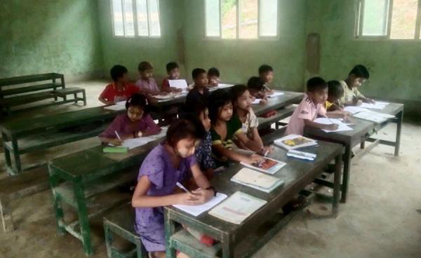 ဓါတ်ပုံ - (ပေးပို့) ၂၀၂၆ ခုနှစ်၊ ဩဂုတ် ၁၄ ရက်နေ့က ဖုံသာချောင်းဒေသ နတ်ထောင့်ကျေးရွာ မူလွန်စာသင် ကျောင်းတွင် ပညာသင်ကြားနေသည့် ကလေးငယ်များကို တွေ့ရစဉ်။