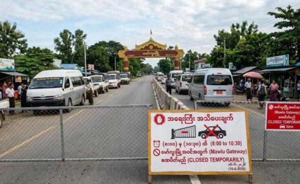 ဓာတ်ပုံ - (မြစ်ကြီးနား - မန္တလေး ကားလမ်းပေါ်ရှိ မော်လူးဂိတ်)