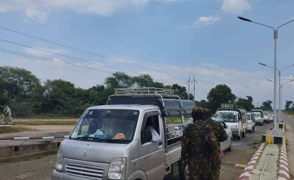 ဓာတ်ပုံ - စစ်အုပ်စုလက်အောက်ခံ ပြည်သူ့စစ် (မလှိုင်မြို့နယ်နှင့် ဆက်သွယ်နေသည့် မိတ္ထီလာမြို့အဝင်တွင် ၂၀၂၅ ခုနှစ်၊ ဒီဇင်ဘာလအတွင်း စစ်အုပ်စုတပ်က ယာဉ်များကို စစ်ဆေးနေစဉ်။)