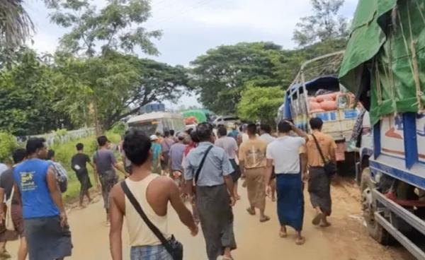 မန္တလေး-မြစ်ကြီးနား လမ်းပိုင်း၊ အင်းတော်မြို့နယ်အတွင်း မော်တော်ယာဉ်များ ပိတ်ဆို့နေသည့် မြင်ကွင်း။