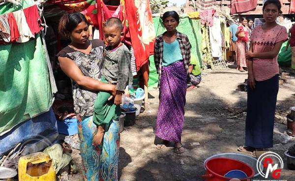 ဓာတ်ပုံ - ဝီရဌာနီ (ပေါက်တော) မြို့နယ်မှ စစ်ဘေးရှောင် အမျိုးသမီးများကို တွေ့ရစဉ် / DMG - ပုံဟောင်း