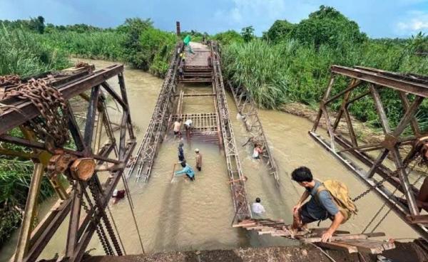 ဓာတ်ပုံ – (တမူး - ကလေးလမ်းပိုင်းတိုက်ပွဲအတွင်း ပျက်စီးသွားသည့် နန်မွန်းတားတံတား ပြုပြင်နေစဉ်/ Crd)