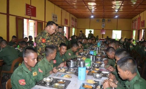 ဓာတ်ပုံ - (မန်ကတ်မြို့ သင်တန်းကျောင်း၌ စစ်မှုထမ်းရန် စုဆောင်းခံထားရသူများကို တွေ့ရစဉ် / MOI)