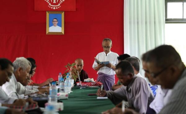 ဓာတ်ပုံ -(အာရက္ခပြည် စာရေးဆရာအသင်း (ဗဟို) နှင့် ခမီစာပေရေးရာကော်မတီတို့ တွေ့ဆုံခဲ့စဉ် / APM)