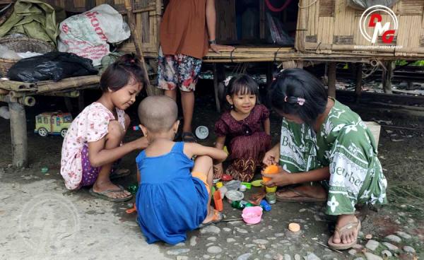 ဓာတ်ပုံ - (DMG / ကျောက်တော်မြို့နယ်၊ ရထားဘူတာ စစ်ဘေးရှောင်စခန်းမှ စစ်ဘေးရှောင် ကလေးငယ် အချို့။)