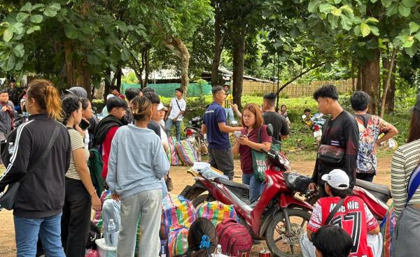 ဓာတ်ပုံ - (ဘန်ကောက်သို့ သွားရောက် အလုပ်လုပ်ကိုက်ကြမည့် ကရင်နီစစ်ရှောင်လူငယ်များ / Refugee man)