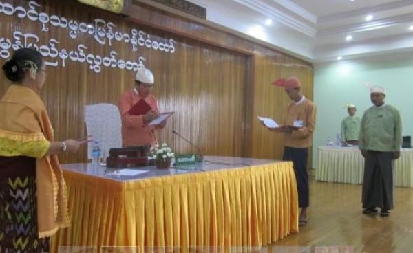 မွန်ပြည်နယ်လွှတ်တော်၌ မတ်လ ၃၁ ရက်နေ့တွင် ဝန်ကြီးချုပ် ဦးမင်းမင်းဦး ကျမ်းသစ္စာကျိန်ဆိုခဲ့စဉ်(မွန်လွှတ်တော်)