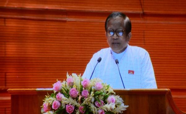 Nai Hongsar speaking at the Union Peace Conference