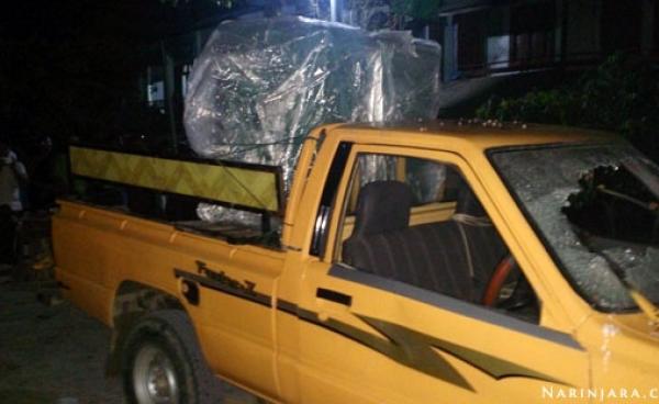 နယ်ခြားစောင့်တပ်ဖွဲ့မှ ထုခွဲဖျက်ဆီးခံခဲ့ရသော ကားတစ်စီးအားတွေ့ရစဉ် (ဓါတ်ပုံ- နိရဥ္စရာ)