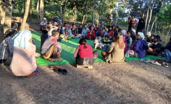 ဒီးမော့ဆိုမြို့နယ် အနောက်ဘက်ခြမ်း တစ်နေရာမှ စစ်ဘေးရှောင် ပြည်သူများကို တွေ့ရစဉ်။ - ပုံဟောင်း / Crd