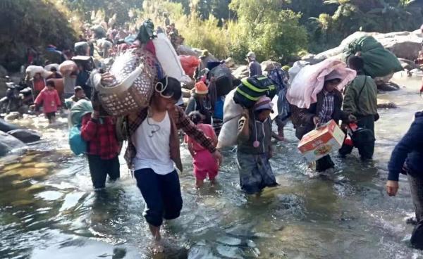 ကချင်စစ်ရှောင်များ နေရပ်စွန့်ခွာထွက်ပြေးခဲ့နေစဉ်။