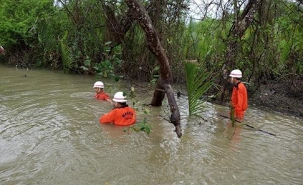 ဓာတ်ပုံ- ကလိန်တောင်မြစ်အတွင်း စက်လှေနစ်၍ ပျောက်ဆုံးနေသူ ၂ ဦးကို ရမ်းဗြဲမြို့နယ်မီးသတ်စခန်းမှ ဒုမီးသတ်ဦးစီမှူး ဦးဥာဏ်လင်းဦး ဦးဆောင်၍ ရှာဖွေနေစဉ်/ Rakhine fire Force