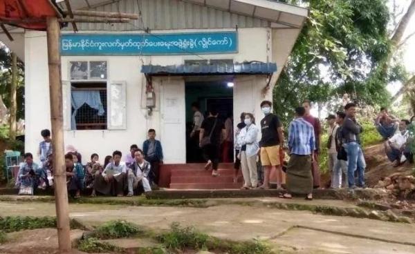 လွိုင်ကော်မြို့ နိုင်ငံကူးလက်မှတ် ထုတ်ပေးရေးရုံးတွင် လာရောက်လျှောက်ထားသူများကို ၂၀၂၂ ခုနှစ်က တွေ့ရစဉ် / ပုံဟောင်း