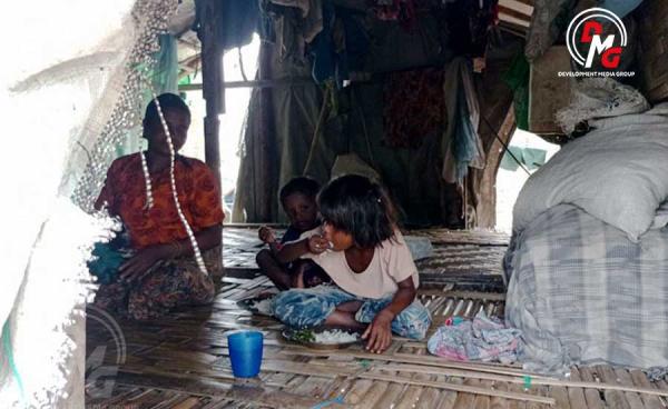 စစ်တွေမြို့နယ်၊ ဘာဆာ မူဆလင်ကျေးရွာမှ မိသားစုတစ်စုကို ၂၀၂၃ ခုနှစ်အတွင်း တွေ့ရစဉ် / DMG