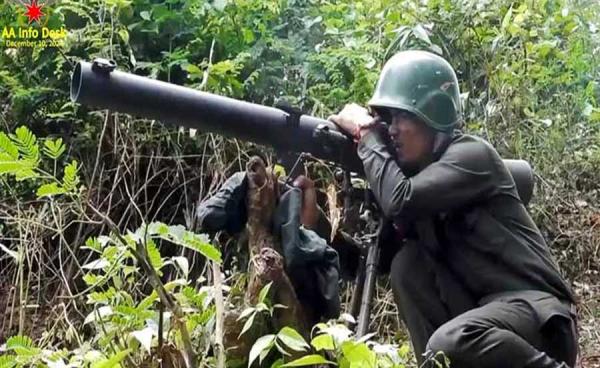 မောင်တော နခခ (၅) စခန်းသိမ်းတိုက်ပွဲအတွင်း တွေ့ရသော AA တပ်ဖွဲ့ဝင်တစ်ဦး။ / AA Info Desk