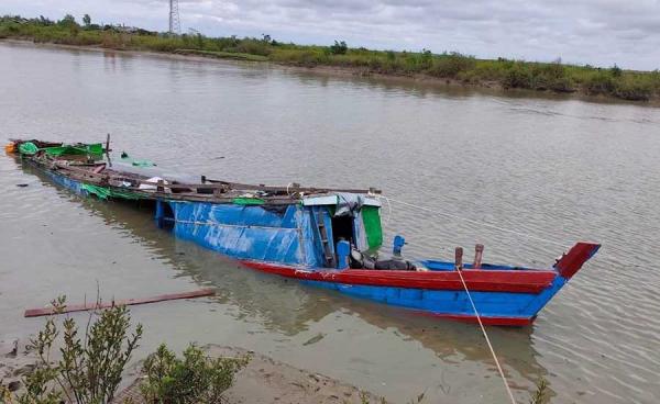 Wai Hun Aung (Facebook) / ဇွန်လ ၁၅ ရက်က ရသေ့တောင်မြို့နယ်မှ ကျောက်တော်မြို့သို့ လာသော စက်လှေတစ်စီး တိမ်းမှောက်ကာ ရေနစ်မြုပ်နေသည်ကို တွေ့ရစဉ်။