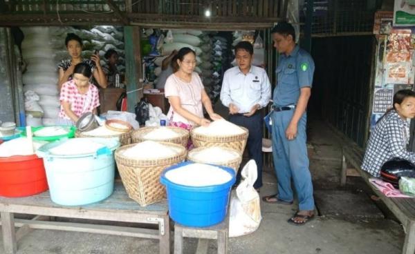 လက်လီဆန်ဆိုင်တစ်ဆိုင်တွင် ဆန်များ ရောင်းချရန် ပြင်ဆင်ထားစဉ်။ / MOI
