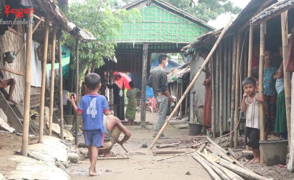 စစ်တွေမြို့ပေါ်ရှိ စစ်ဘေးရှောင် ဒုက္ခသည်စခန်းတစ်ခုမှ စစ်ဘေးရှောင် ပြည်သူအချို့။ / Narinjara