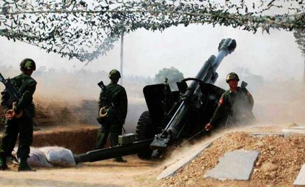 စစ်အုပ်စုတပ်က လက်နက်ကြီး ပစ်ခတ်လေ့ကျင့်နေစဉ်။ / (Photo: Myanmar Defence Weapons)