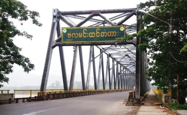 မြစ်ကြီးနားမြို့နှင့် ဝိုင်းမော်မြို့ကို ဆက်သွယ်ထားသည့် ဗလမင်းထင်တံတား မြင်ကွင်း။ 