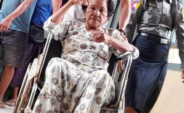 ဓာတ်ပုံ - ဒေါ်ညိုအေးအား စစ်တွေဆေးရုံတွင်တွေ့ရစဉ်။