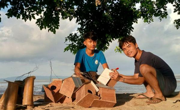 မာန်အောင်မြို့နယ်တွင် ငှက်အိမ်များ ချိတ်ဆွဲရန် ပြင်ဆင်နေသည်ကို တွေ့ရစဉ်။ ဓာတ်ပုံ - အောင်မြင့်သူ