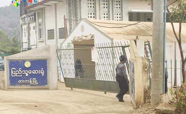 ၂၀၂၁ ခုနှစ် ဖားကန့်ပြည်သူ့ဆေးရုံအား စကစ တပ်ဖွဲ့ဝင်များ တပ်စွဲနေရာယူထားစဉ်