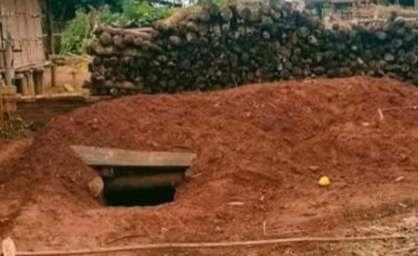 ပုံ - ဟောင်း (သျှမ်းပြည်တွင်းတစ်နေရာ လေကြောင်းတိုက်ခိုက်မှု ကာကွယ်ရန်အတွက် ကတုတ်ကျင်း တူးထားသည့် ပုံ)