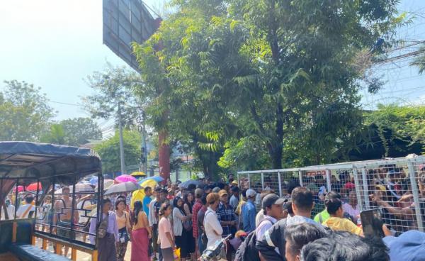 Photo - Credit (တရုတ်ပြည်တွင်း ဝင်ရောက် အလုပ်လုပ်ကိုင်ရန်အတွက် တိုကင်နံပတ်ရယူရန် လာရောက် စောင့်ဆိုင်းသူများ)