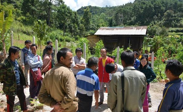 ဘိန်းစိုက်ခင်း စိုက်ပျိုးလုပ်ကိုင်ကြသည့် ဒီးမော့ဆိုမြို့နယ်အနောက်ဘက်ခြမ်းက တောင်သူများ နှင့် ပြည်နယ် လွှတ်တော်ကိုယ်စားလှယ် တို့ကို မီဒီယာသမားများက သွားရောက် မေးမြန်းခဲ့ကြသည့် မြင်ကွင်း (ဓါတ်ပုံ – ကန္တာရဝတီတိုင်း(မ်))