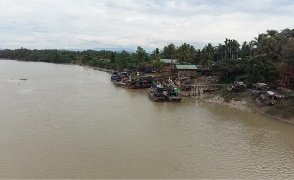 ရေးမြို့နယ်မှ ငါးဖမ်းစက်လှေများ(photo: MNA)