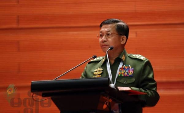 ပြည်ထောင်စုငြိမ်းချမ်းရေးညီလာခံတွင် နှုတ်ခွန်းဆက်စကားပြောနေသော ဗိုလ်ချုပ်မှူးကြီး မင်းအောင်လှိုင်(ဓာတ်ပုံ- သက်ကို/မဇ္ဈိမ)