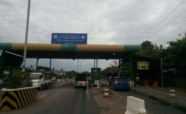 မော်လမြိုင်-မုဒုံမြို့ကြားရှိ ဂိတ်တစ်နေရာ(photo: MNP)