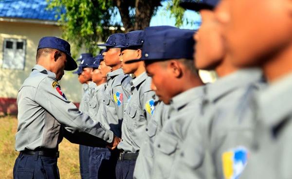 A senior officers inspects newly recruited members of the Myanmar Police Force standing in line as they take part in a training exercise in Sittwe, Rakhine State, western Myanmar, 15 November 2016. Photo: Nyunt Win/EPA