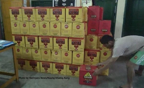 ဖမ်းဆီးရမိသည့် လိုင်စင်မဲ့အရက်ဖာများအား တွေ့ရစဉ်။ ဓာတ်ပုံ- နောင်ခိုင်အောင်