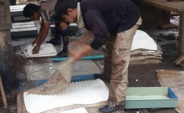 ရာဘာစေးမှ ကြိိတ်ပြားများထုတ်လုပ်စဉ်(photo: MNA)