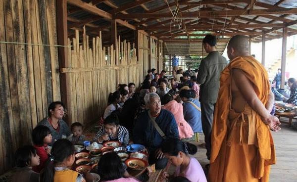 Internally displaced refugees arrive in Laikha, central Shan State. (Photo: Facebook)