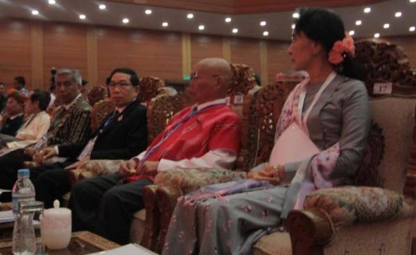 From left to right: Dr. Salai Lian Hmung Sakhong of the Chin National Front (CNF), Lt.-Gen. Yawd Serk of the RCSS/SSA-S, Gen. Mutu Say Poe of the Karen National Union (KNU), and Daw Aung San Suu Kyi of the NLD attend the opening ceremony of the Union Peace Conference on January 12, 2016. (Photo: KNU-HQ)