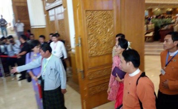 ဖေဖော်ဝါရီ ၁ရက်နေ့တွင် စတင်ကျင်းပသည့်ဒုတိယအကြိမ်ပြည်သူ့လွှတ်တော်အစည်းအဝေးအပြီး ပြန်လည်ထွက်ခွာလာသည့် NLD ပါတီဥက္ကဋ္ဌ ဒေါ်အောင်ဆန်းစုကြည်ကို တွေ့ရစဉ်။ ဓါတ်ပုံ၊ ဟိန်းကိုစိုး။