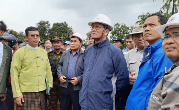 Photo- တောင်မြေပြိုကျနေရာသို့ ဒုသမ္မတ ဦးဟင်နရီဗန်ထီးယူ လာရောက်ကြည့်ရှုစဉ်(MNA)