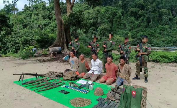 KIA နဲ့ ရက္ခိုင်တပ်တော် AA တို့က လက်နက်နဲ့အတူ အရှင်ဖမ်းဆီးရမိတဲ့ စစ်တုံ့ပန်း ၅ ဦး (Photo- CJ)