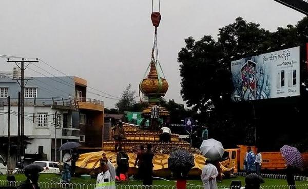 Crane hoisting the alms bowl statue (Photo: Facebook)