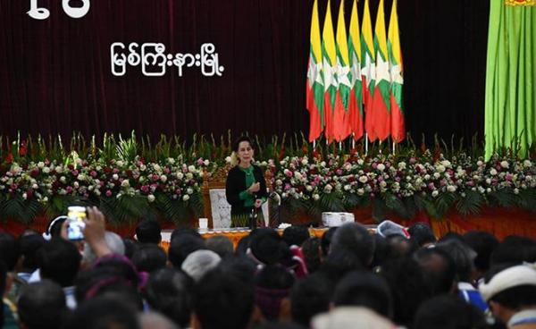 အတိုင်ပင်ခံရုံးဝန်ကြီးဌာန(fb)ဒေါ်အောင်ဆန်းစုကြည် မြစ်ကြီးနားမှာ လူထုနဲ့ တွေ့ဆုံပြီး မိန့်ခွန်းပြောနေစဉ်။