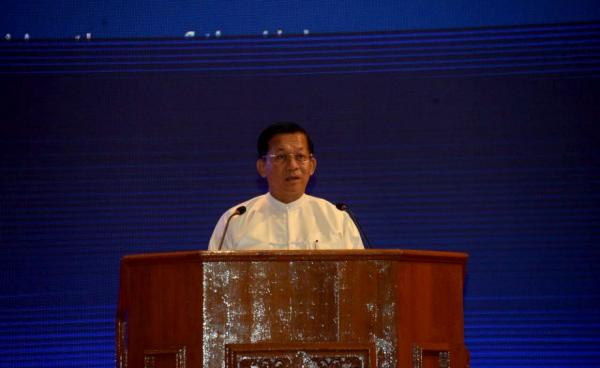 NCA (၈) နှစ်မြောက် နှစ်ပတ်လည်နေ့တွင် စစ်ခေါင်းဆောင် ဗိုလ်ချုပ်မှူးကြီး မင်းအောင်လှိုင် မိန့်ခွန်းပြော နေစဉ်။ ဓာတ်ပုံ - MOI