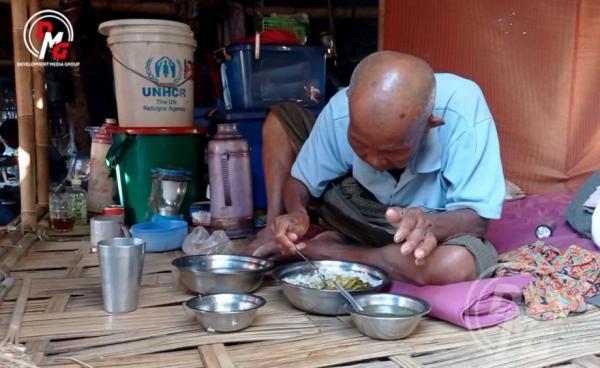 ကျောက်တော်မြို့နယ်၊ ညောင်ချောင်းစစ်ဘေးရှောင်စခန်းက အဘိုးအိုတစ်ဦးအားတွေ့ရစဉ်။