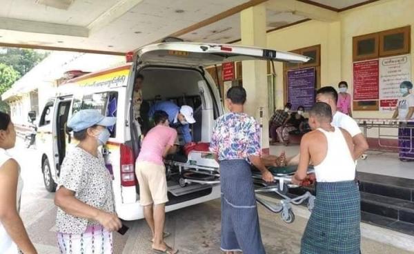 ပစ်သတ်ခံရသည့် ကိုချစ်စမ်းမောင်အား ဘိုကလေးဆေးရုံသို့ ပို့ဆောင်စဥ်