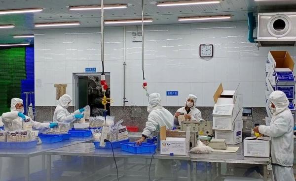 စက်ရုံအတွင်း မြန်မာလုပ်သားများ အလုပ်လုပ်ကိုင်နေပုံ